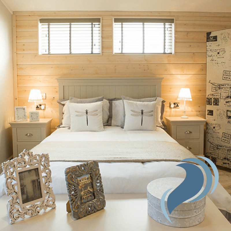 https://silverbay.co.uk/wp-content/uploads/2017/03/LUXURY-LODGE-SPOTLIGHT-–-THE-OYSTER-CATCHER-Master-Bedroom.png