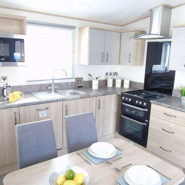 https://silverbay.co.uk/wp-content/uploads/2020/05/1-402-1-18932-1-2020-ABI-Saffron-Static-Caravan-Holiday-Home-dining-area-640x640.jpg